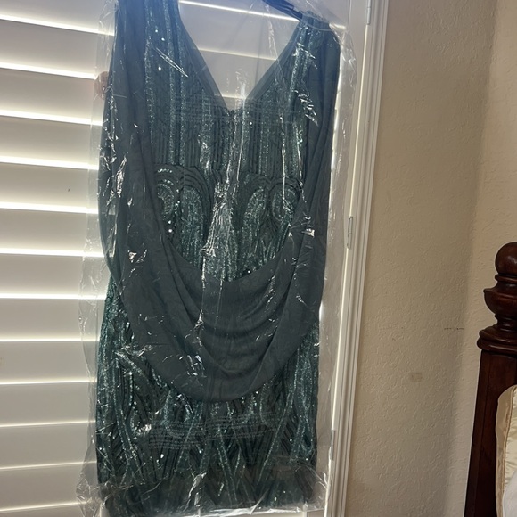 Absolutely stunning Women's All Over Sequin Cape Cocktail Dress size 8 brand new - Picture 8 of 12